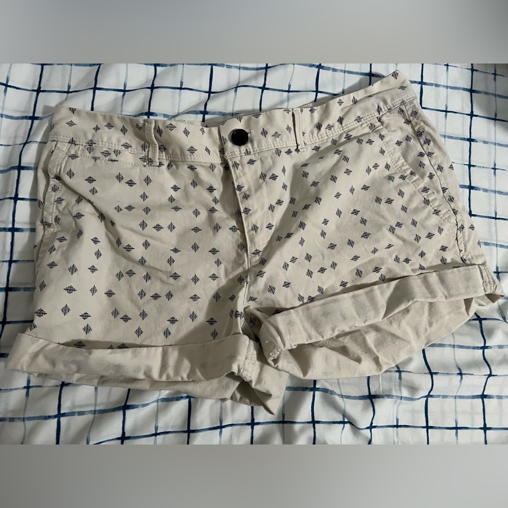 Banana Republic Cream Patterned Women Shorts